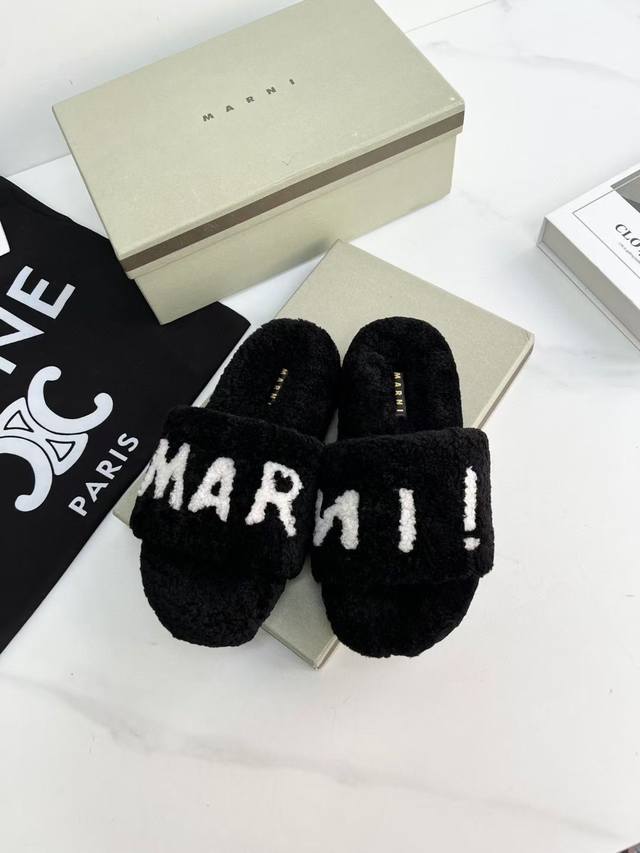 A giant and trendy fur slipper for fall and winter. The 4-color series makes it