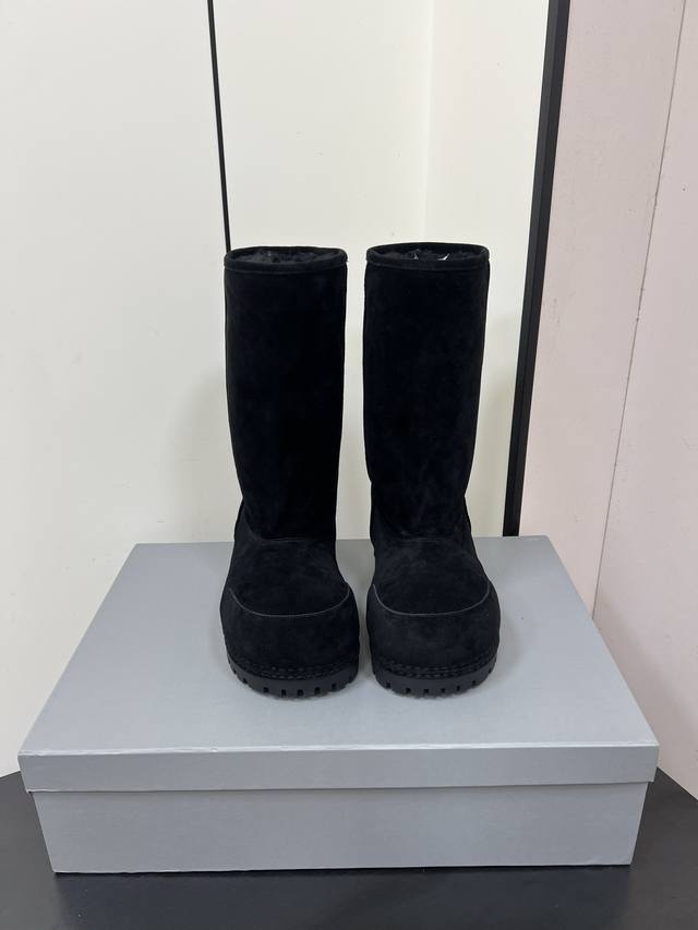 Balenciaga's new big-toe high-heeled snow boots Balenciaga unlocks the La show.