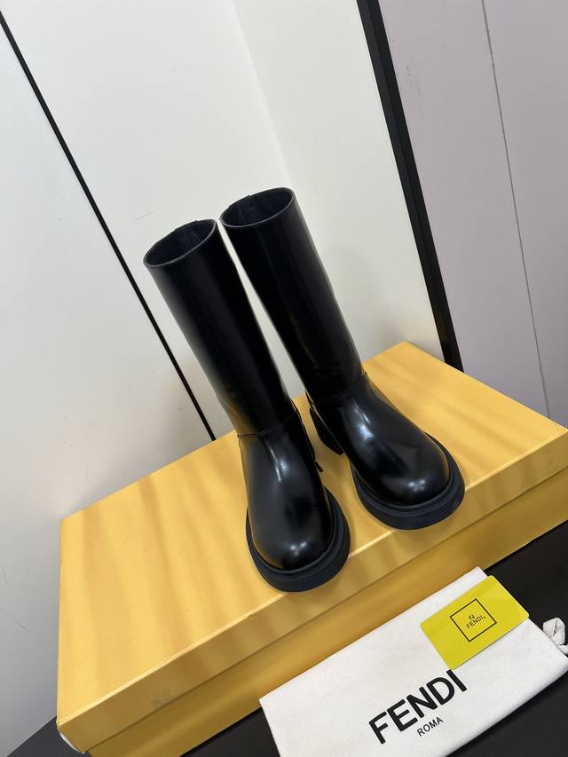 Fendi Ss new autumn and winter mid-length straight boots Fendi has released anot