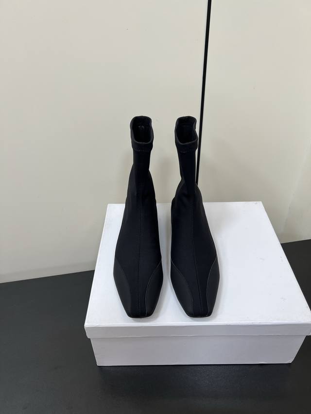 The Row 2025Ss Fall/Winter hit small square-toe stretch ankle boots and nude boo