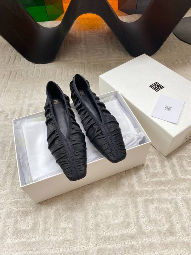 Factory Toteme 25S square-toe pleated ballet flats DDD. The square-toe design m