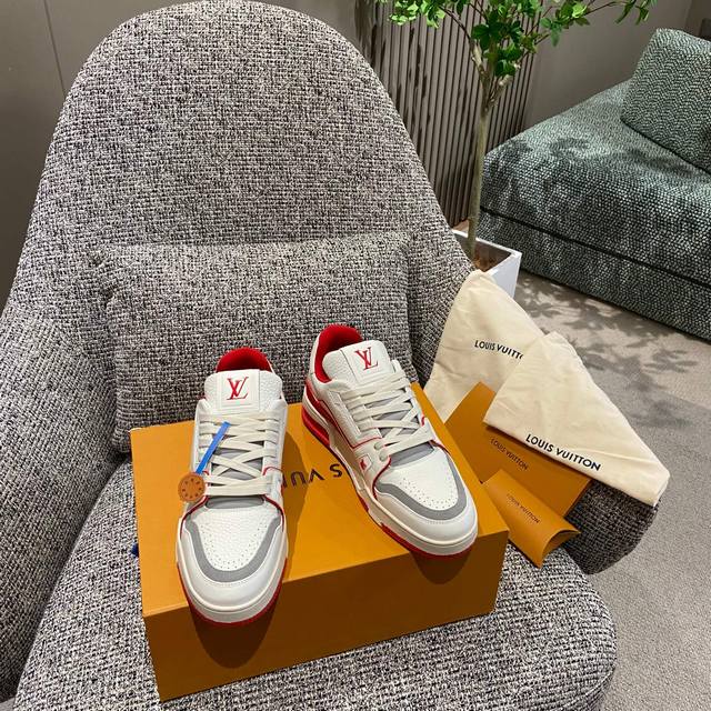 LV Trainer classic series launches new color couples' models DDD. Various celebr