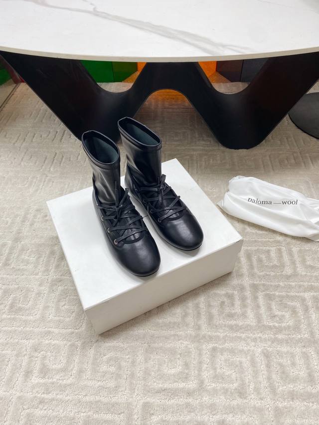 Paloma Wool's 2025 new stunning retro stretch boots are so beautiful, they are s