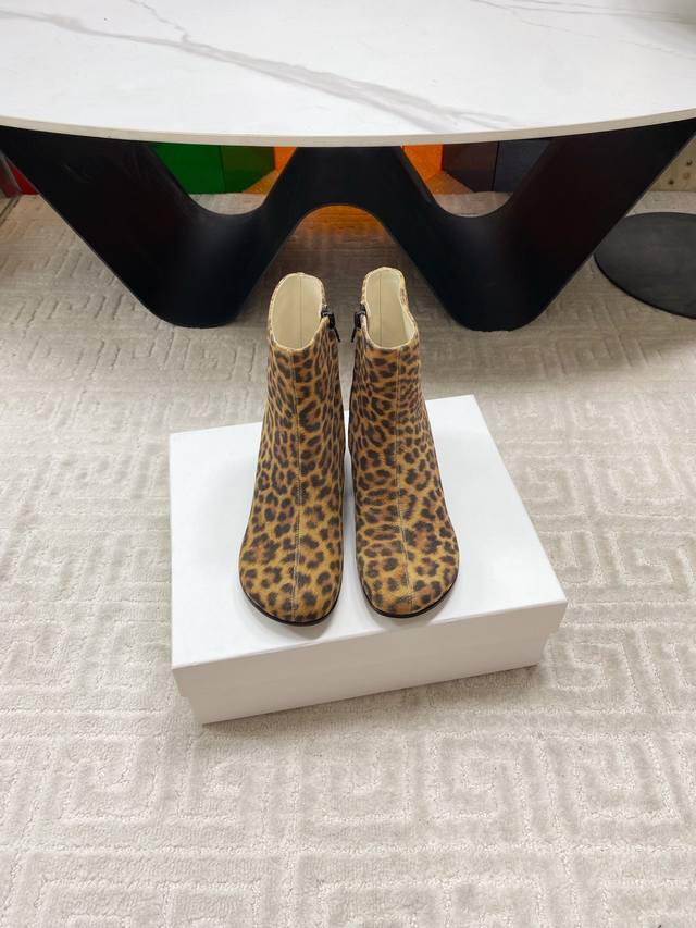 Loewe 2025 Fall/Winter New High-Heeled Ankle Boots These autumn/winter boots fro