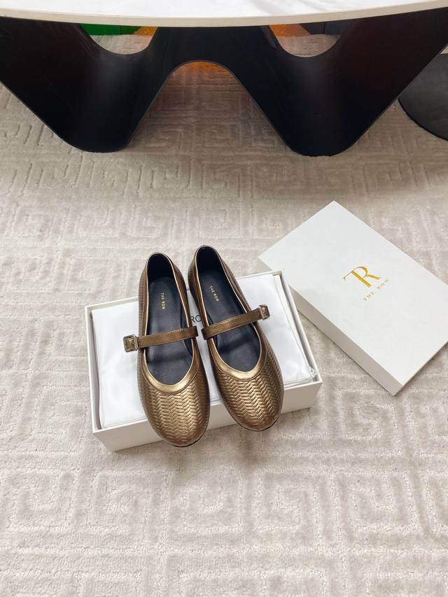 The Row 25Wf's new Mary Jane shoes (DDD) offer a minimalist interpretation of cl