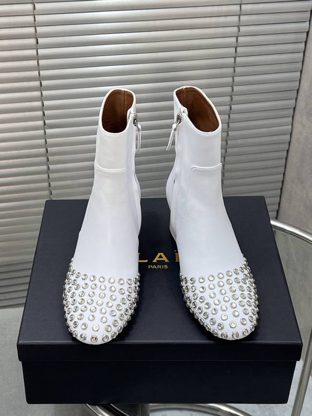 Factory Alaia new block-heeled short boots with rivet Martin boots! These short