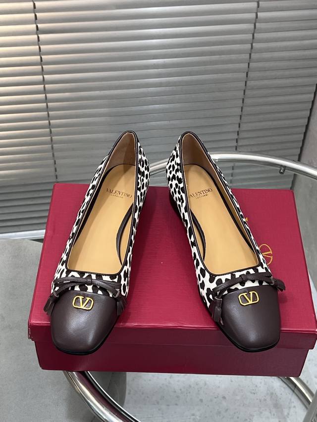 Factory Valentino Spring, Summer and Autumn new bow colorblocked shoes DDD. An