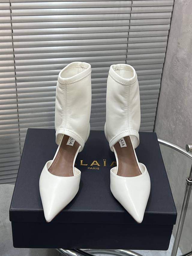 Factory Alaia 25 new arrow-shaped stretch ankle boots with hollow sandals. Thes