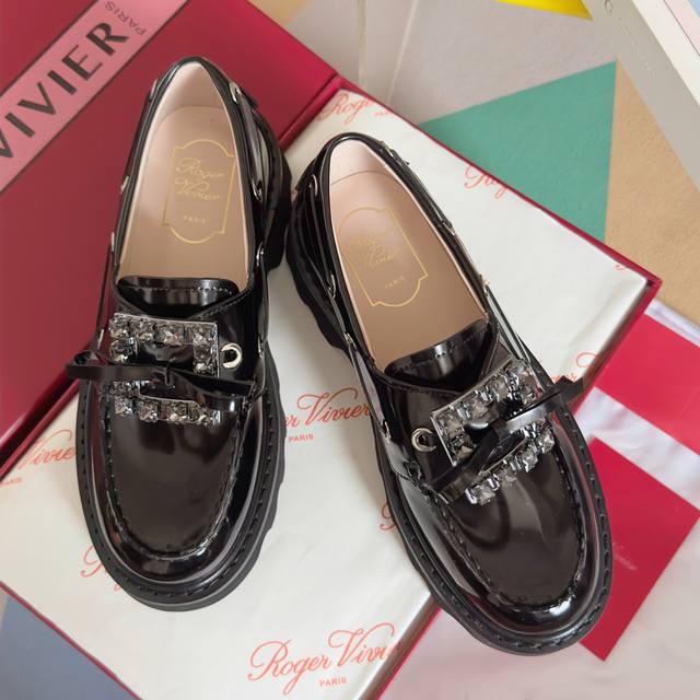 Premium Edition: Women's Roger Vivier's latest Viv' Rangers Truck series rhinest