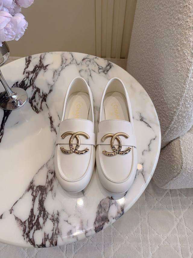 Chane* Classic loafers with a large logo. A timeless silhouette with a double C