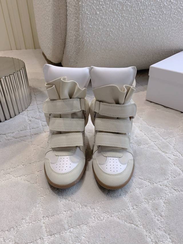 Isabel Maran*'s newest Velcro-strap casual shoes (DDD), highly recommended by In