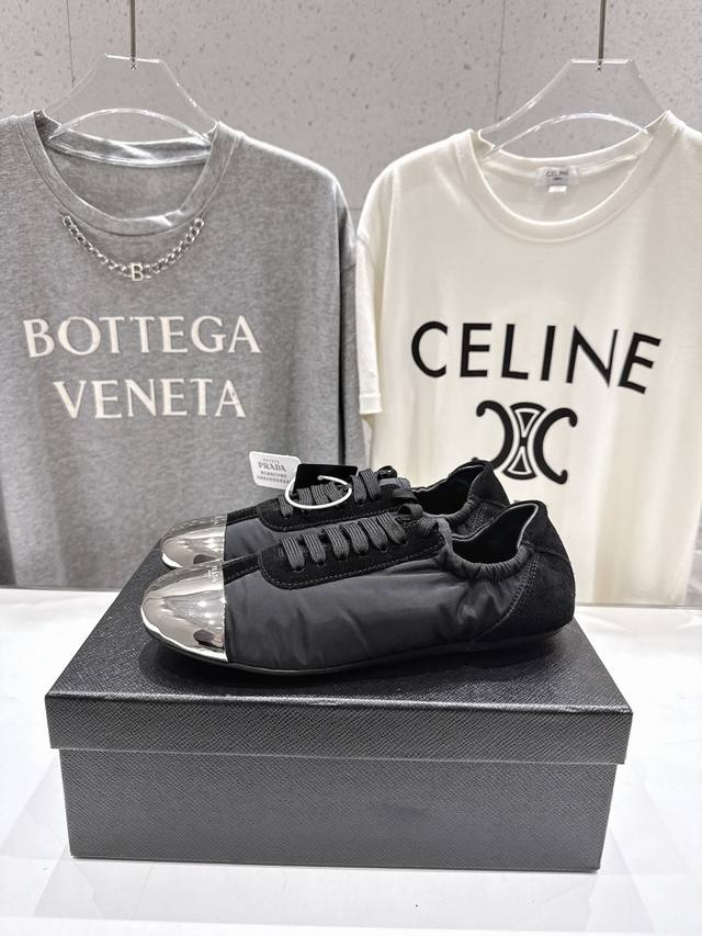 New iron-toe lace-up half-shoe DDD. Soft rubber sole known for its "cloud-like"