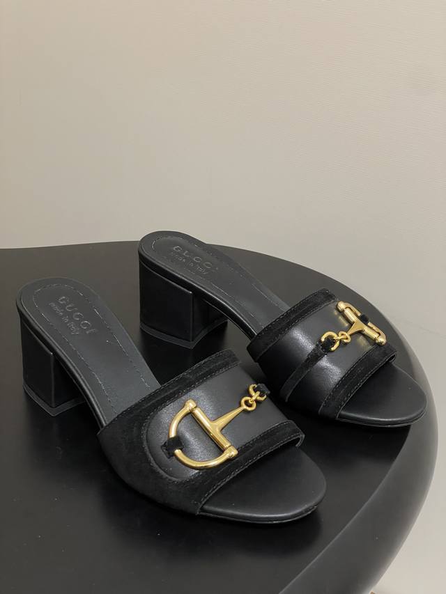 Classic Horsebit flip-flops, a top-tier replica, are a must-have this summer. T