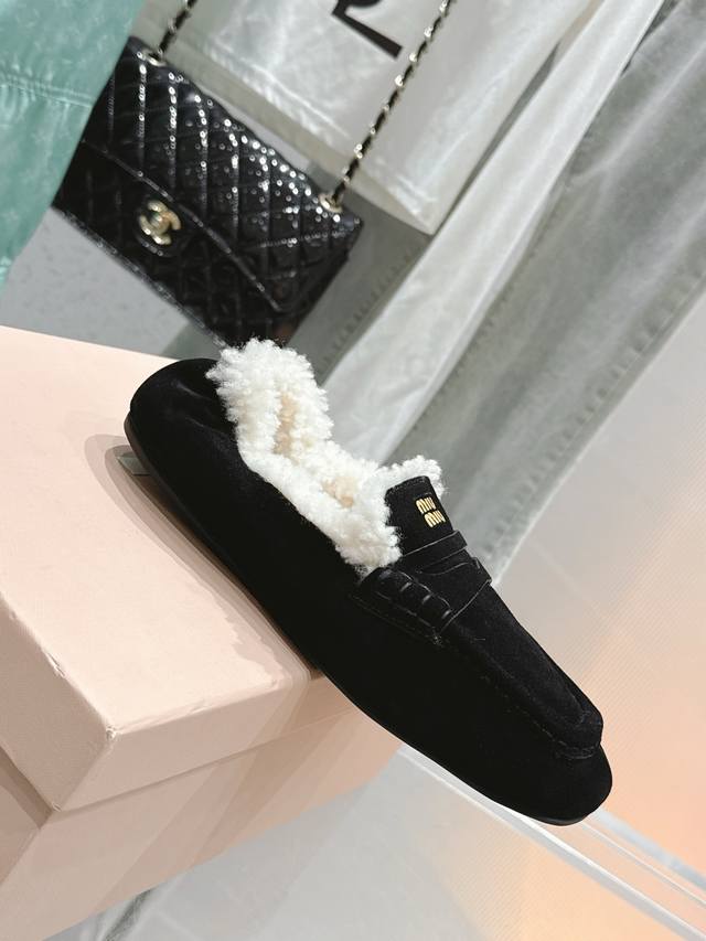 Miu Miu Fur Slippers These fur slippers are so cute~ Soft and fluffy fur, comfor