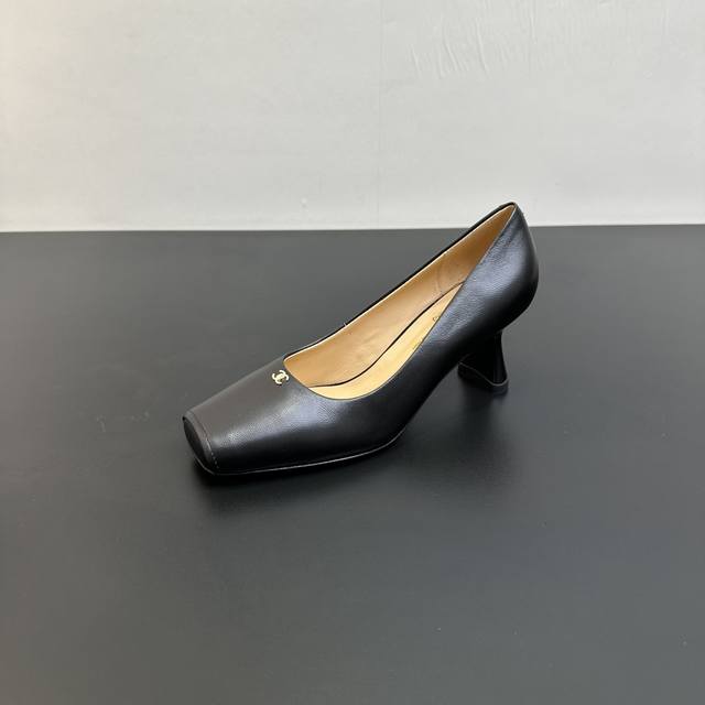 2025Ss Chanel peep-toe high-heeled shoes DDD. With a classic square-toe silhouet
