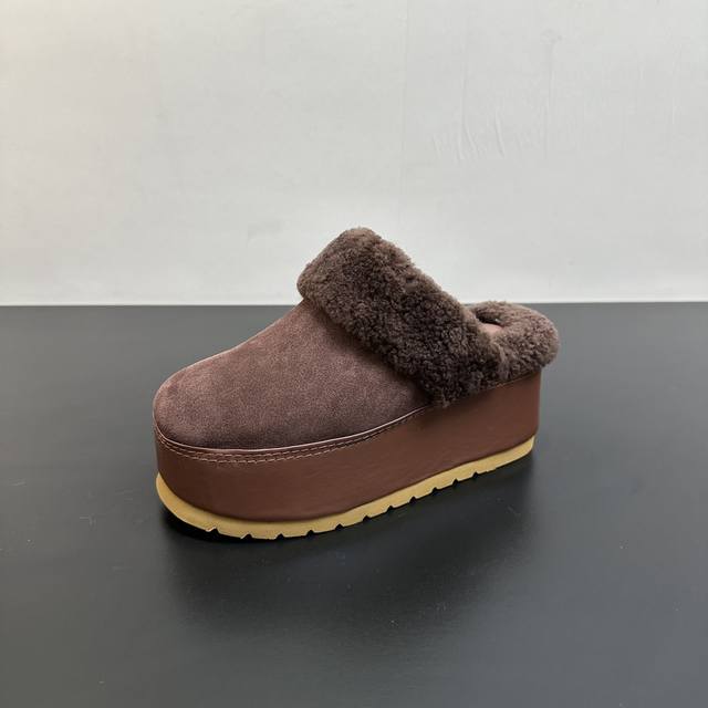 Celine 2025 new thick-soled platform wool slippers This season's Celine has made