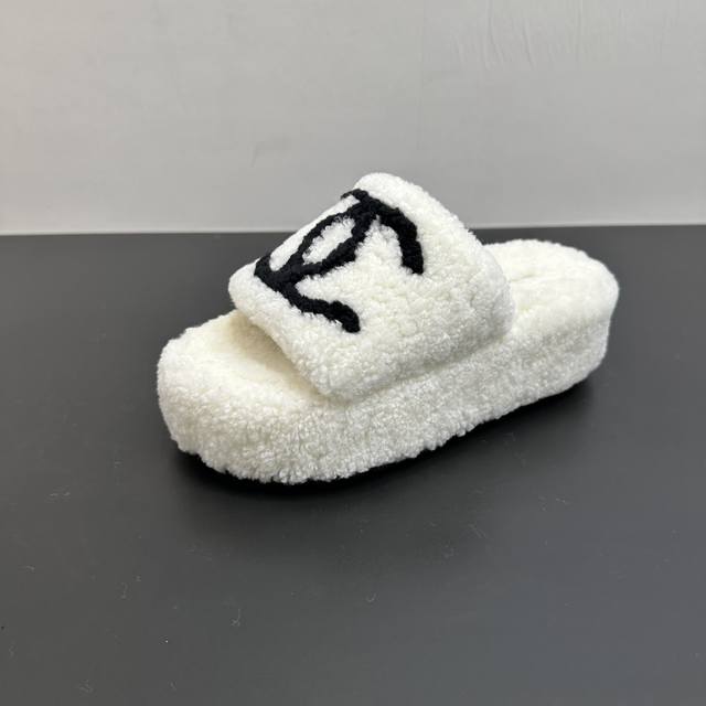 Chanel 25K new thick-soled wool slippers! These slippers are so cute~ Soft and f