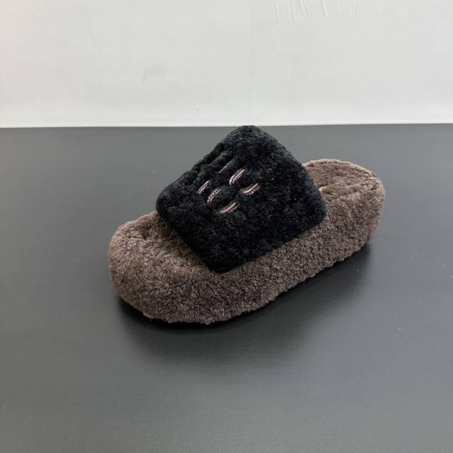 Miumiu's new autumn and winter platform-soled thick-soled furry slippers are a m