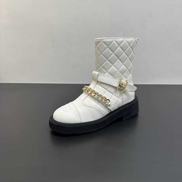 Chanel's new autumn/winter 25 poster-style chain ankle boots! Classic boot shape