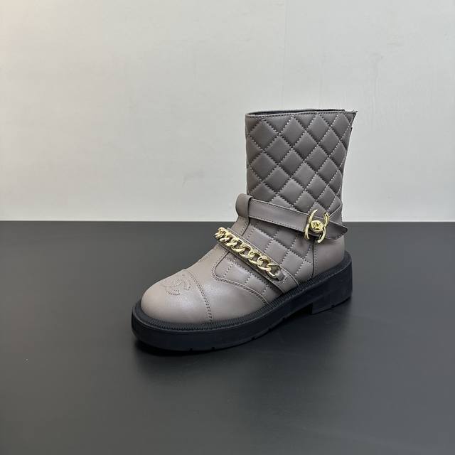 Chanel's new autumn/winter 25 poster-style chain ankle boots! Classic boot shape