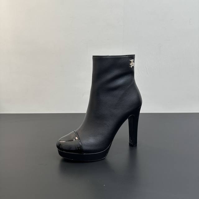 2025 Chanel waterproof platform high-heeled ankle boots, a must-have item for th
