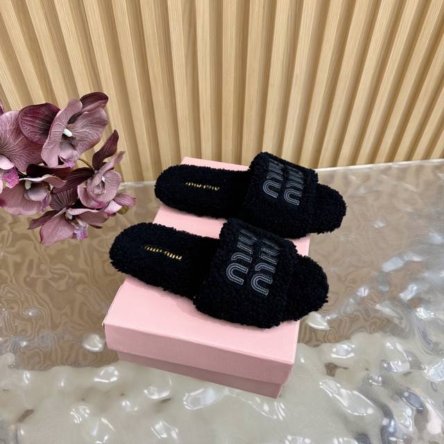 Shopping-level Miumiu 25Ss autumn and winter catwalk style furry slippers closed