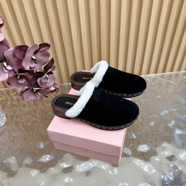 Shopping-level Miumiu 25Ss autumn and winter catwalk style furry slippers with c