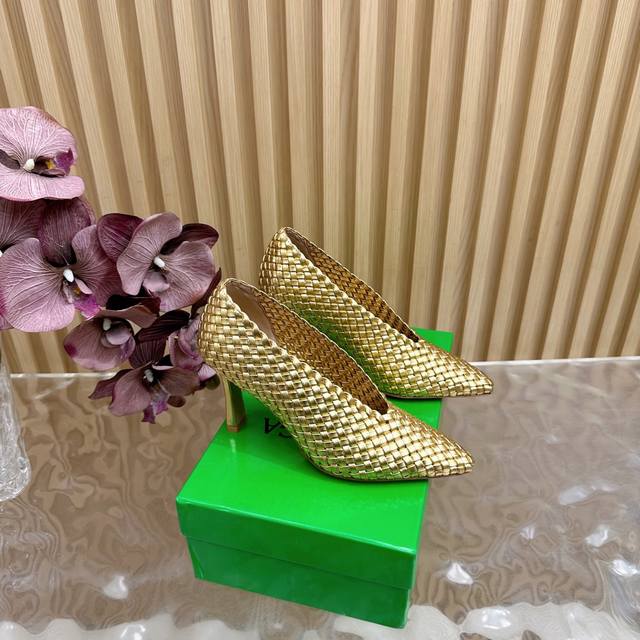 Woven sheepskin surfaceOne-piece hand-woven seamlessBv Sofia flat-soled hand-wo