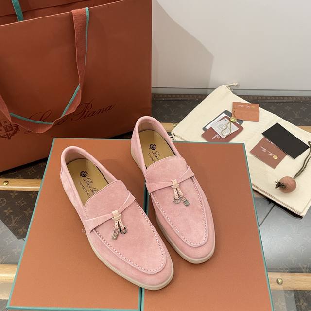 Loro Piana 25 has a new color. This classic lock-on style is a favorite among wo
