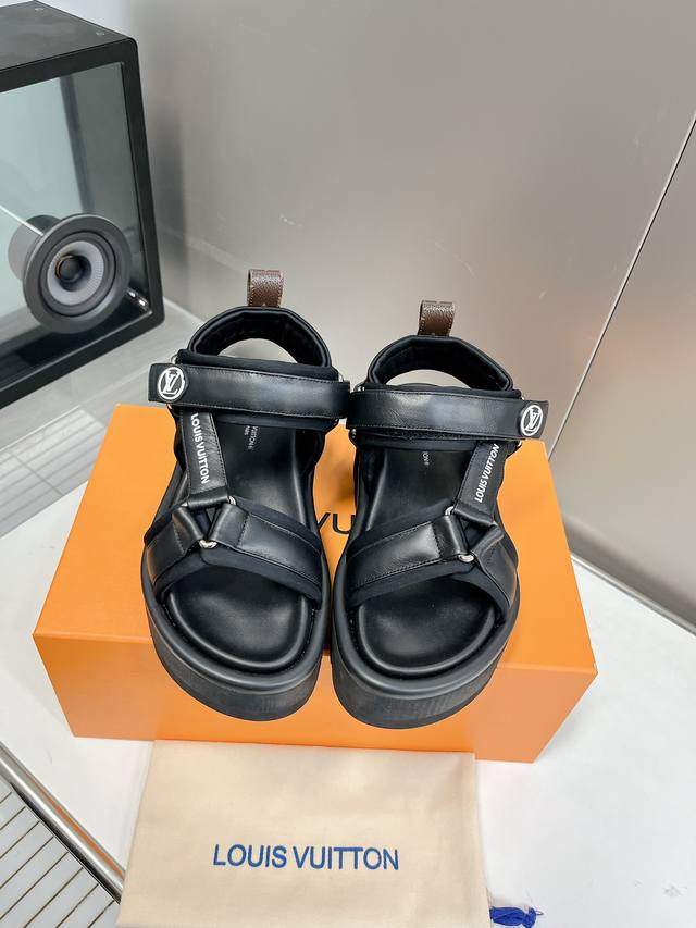 Lv Ss thick-soled casual sandals are indispensable in summer. The sheepskin uppe
