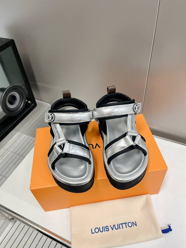 Lv Thick-soled casual sandals are essential for summer. The sheepskin upper prov