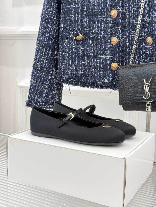Please note when placing an order: Original airplane box 10 top plate Prada clas