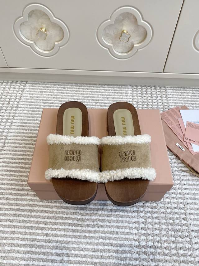 Miumiu 25Ss autumn/winter new wood-grain thick-soled wool slippers. DDD. The uni