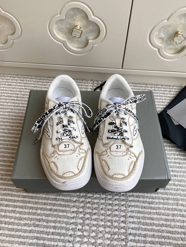 Wholesale of women's and men's DDD. Purchasing-grade Balenciaga Hamptons' lates