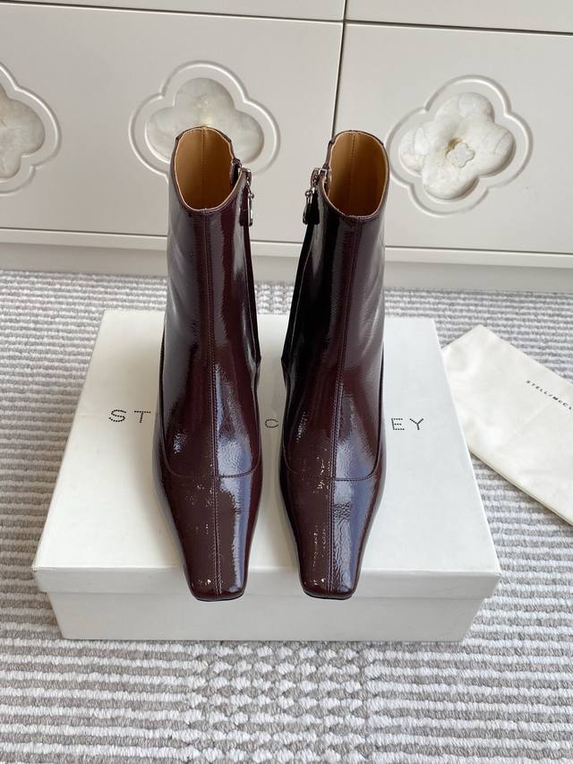 Stella Mccartne*'s new 25Ss minimalist leather square-toed kitten heel boots. Th