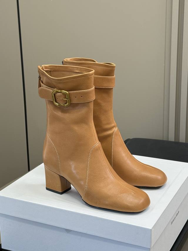 Top boutique Miu's boots have a new evolution every season. This season, its fun