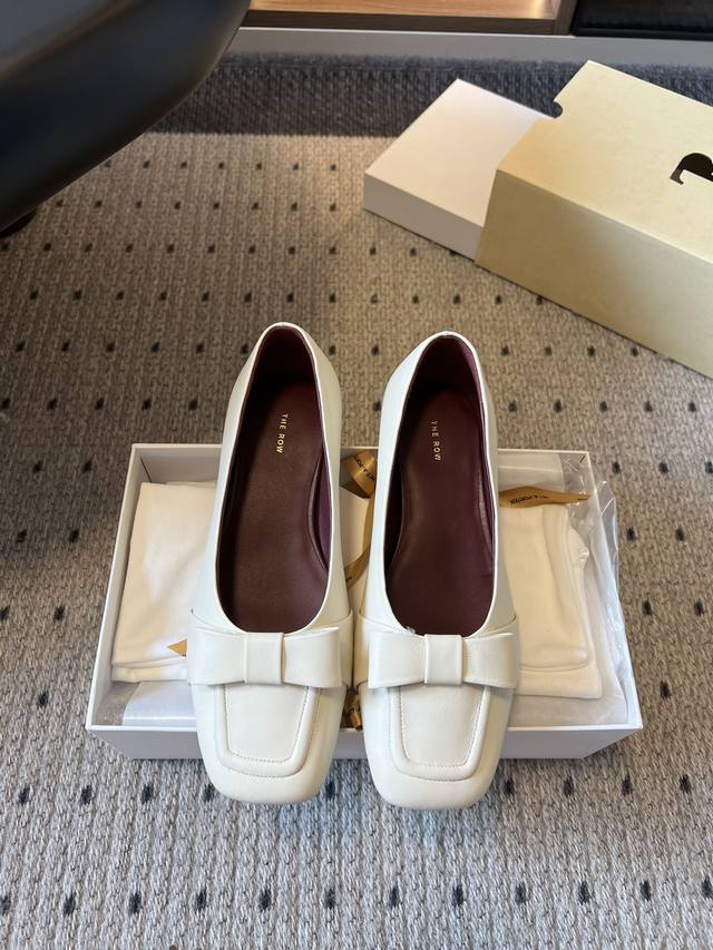 Dongguan-produced The Ro* new block-heeled bow Mary Jane shoes. These are said t