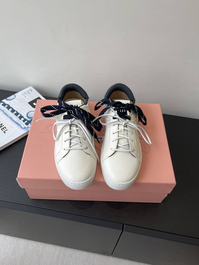 Miu Miu 25Ss Spring/Summer British-style lace-up white sneakers (DDD). The uniqu