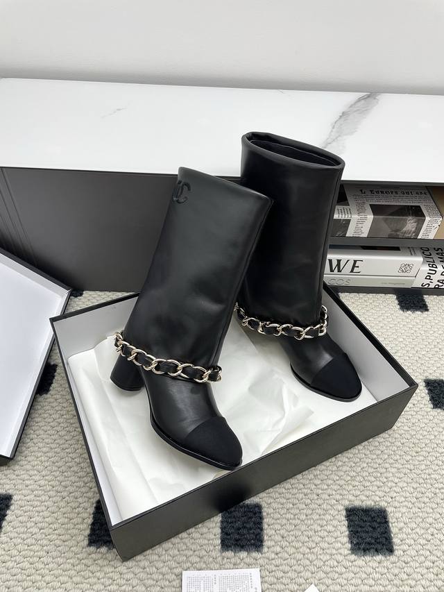Chanel's new autumn/winter 25Ss collection features a large chain and colorblock