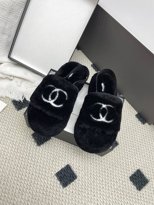 Chanel classic double C thick-soled furry slippers This furry slipper is really