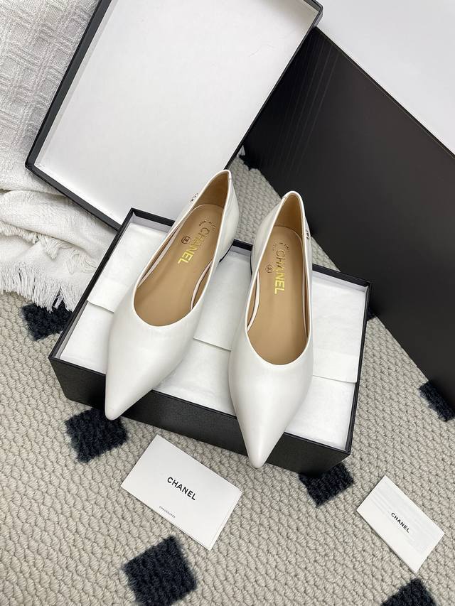 Chanel 2025 summer new pointed toe shoes This classic design; the extraordinary