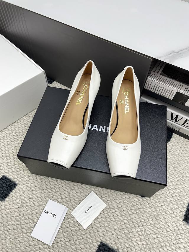 Chanel 2025 Summer New Double C Vintage High Heels DDD. A simple, sophisticated