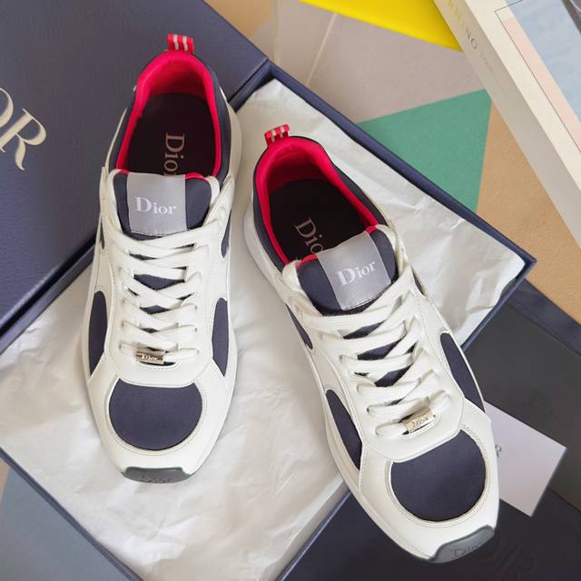 Top version: Couple's version Dior's latest runway model, the Mile series casual