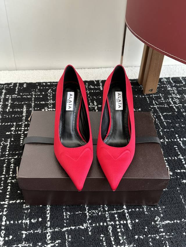 Agent-level Alaia 25Ss early spring new style pointed-toe high heels DDD. Transp