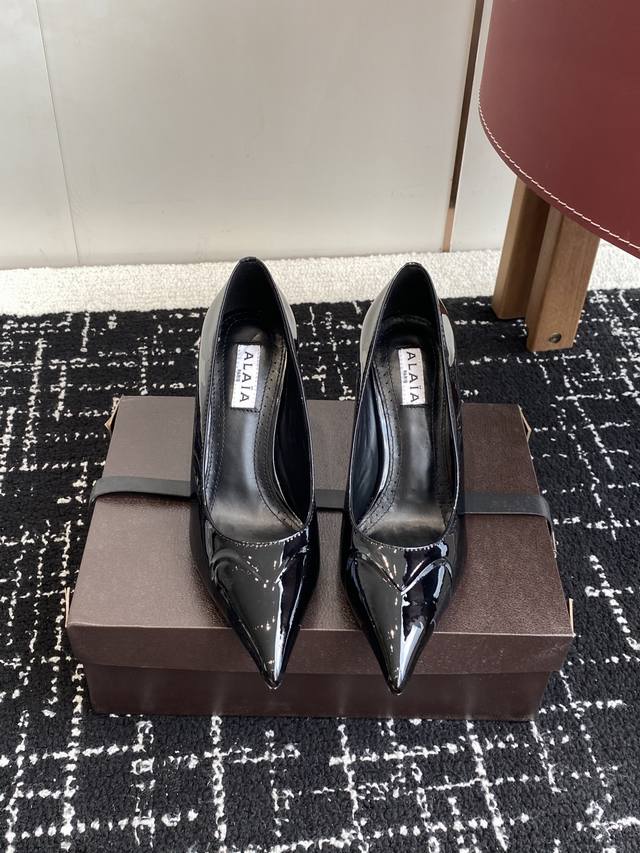 Agent-grade Alaia 25Ss early spring new style pointed-toe high heels DDD. The tr