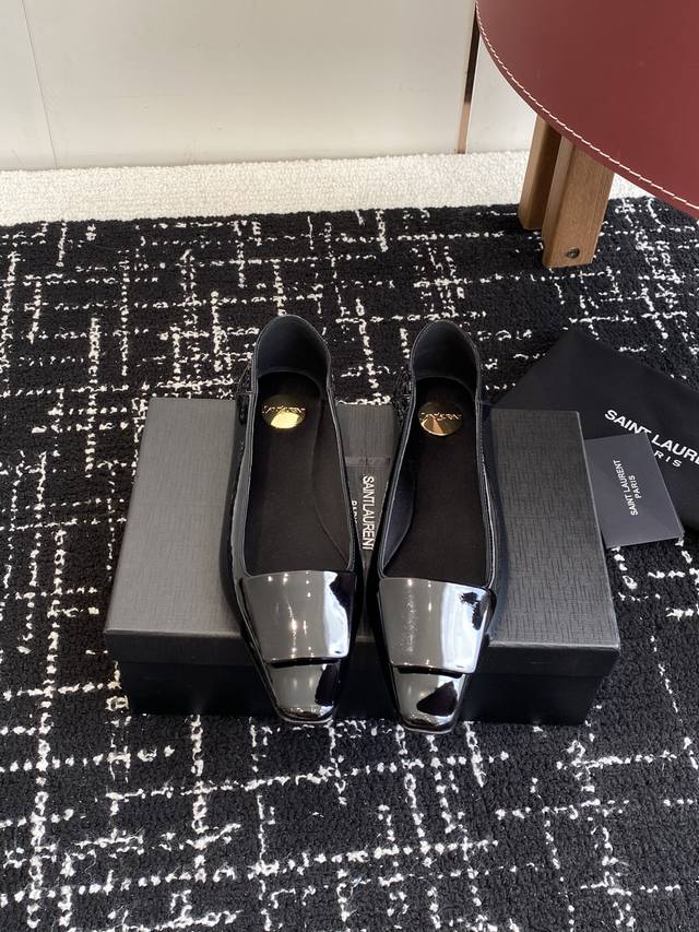 Shopping-grade Saint Laurent 25 Ss Fall/Winter flat shoes. A treasured fashion