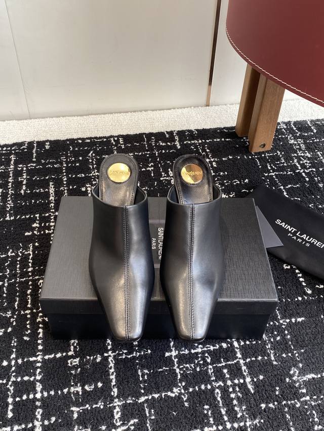 Shopping-grade Saint Laurent 25 Ss Fall/Winter flats and slippers. A trendy tre