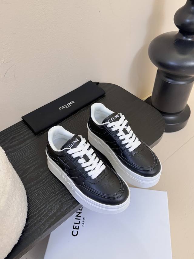 Thick-soled Celine Celine Runner Cr-03 sneakers with the Celine logo on the tong