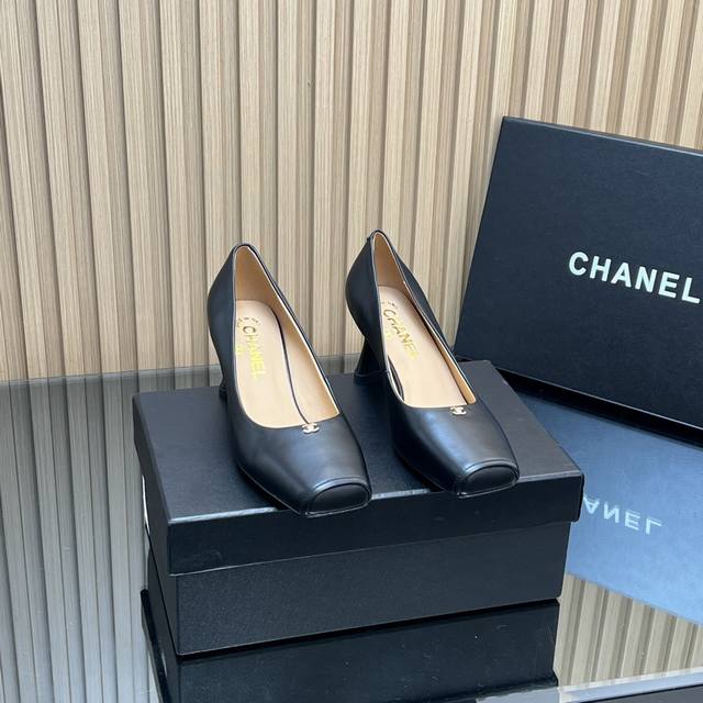 High-end version Chanel square-toed pumps with a gold double-C buckle, beige li