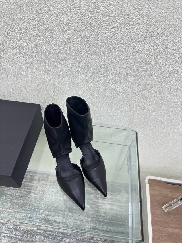 Elastic shoe collar, hollow single shoes, kitten heels, Alaia boots from Paris L